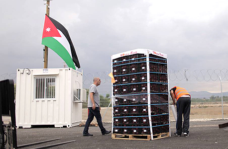 ארגזי תפוחים שהגיעו למסוף מיוון דרך חיפה. "רוב האנשים פשוט לא מודעים לאפשרות הזאת. הם לא יודעים שחיפה מקושרת לירדן" ארגזי תפוחים שהגיעו למסוף מיוון דרך חיפה. "רוב האנשים פשוט לא מודעים לאפשרות הזאת. הם לא יודעים שחיפה מקושרת לירדן"