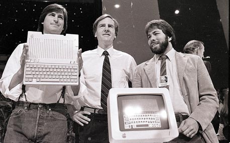סטיב ווזניאק (מימין), ג'ון סקאלי מנכ"ל אפל לשעבר וסטיב ג'ובס
