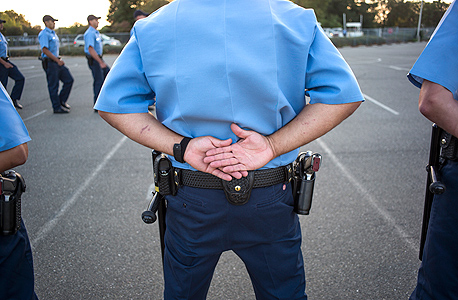 שוטרים במחלקת התנועה בקליפורניה. כמעט הפכו למרגלים מטעם האקרים, צילום: בלומברג