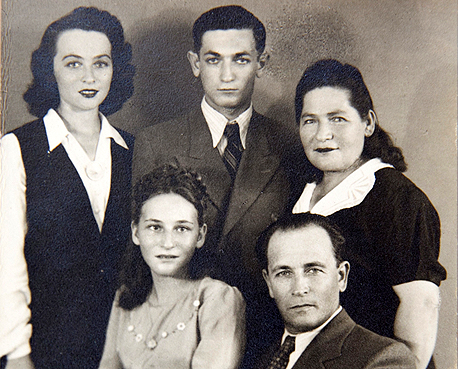 1946. רות ארנון בת ה־13 (יושבת) עם הוריה, אחיה אבנר ואחותה נחמה, תל אביב 1946. רות ארנון בת ה־13 (יושבת) עם הוריה, אחיה אבנר ואחותה נחמה, תל אביב