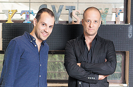 טל (מימין) והסטודנט גל שניידר. "מעצבים ישראלים הם חדים ולא מסורבלים" טל (מימין) והסטודנט גל שניידר. "מעצבים ישראלים הם חדים ולא מסורבלים"