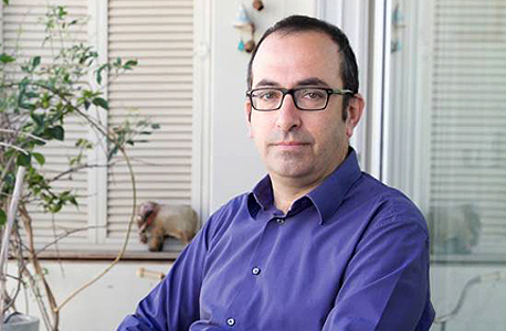 שריד בביתו. "נערי הגבעות זה יהודי? הם החליטו שזה יהודי" שריד בביתו. "נערי הגבעות זה יהודי? הם החליטו שזה יהודי"
