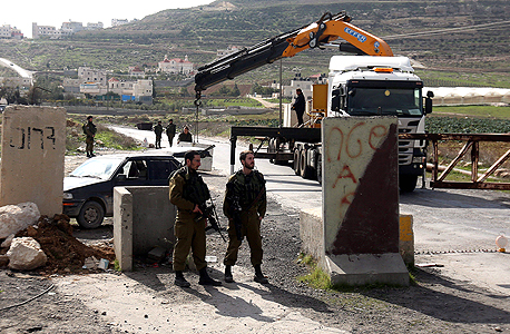 הצבת בטונדות בכניסה למחנה הפליטים אל־פוואר דרומית לחברון הצבת בטונדות בכניסה למחנה הפליטים אל־פוואר דרומית לחברון