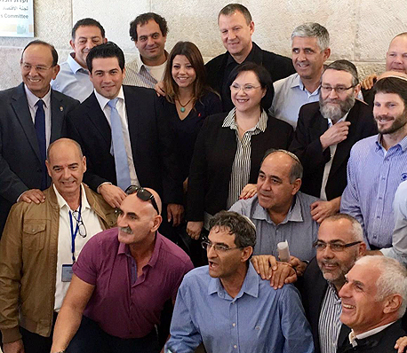 ראשי הרשויות והח"כים חוגגים את אישור הטבות המס. מי ויתר על התמונה? ראשי הרשויות והח"כים חוגגים את אישור הטבות המס. מי ויתר על התמונה?