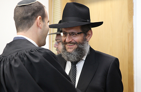 מימין: הרב יוסף אהרונוב, לשעבר יו"ר צעירי חב"ד, בבית המשפט המחוזי בת"א. "ניצל באופן ציני ושיטת את רצונם הטוב של תורמים" מימין: הרב יוסף אהרונוב, לשעבר יו"ר צעירי חב"ד, בבית המשפט המחוזי בת"א. "ניצל באופן ציני ושיטת את רצונם הטוב של תורמים"