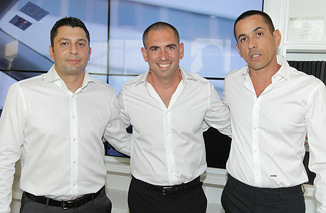 בעלי אקרו נדלן. מימין: אילן קפון, צחי ארבוב וזיו יעקובי בעלי אקרו נדלן. מימין: אילן קפון, צחי ארבוב וזיו יעקובי