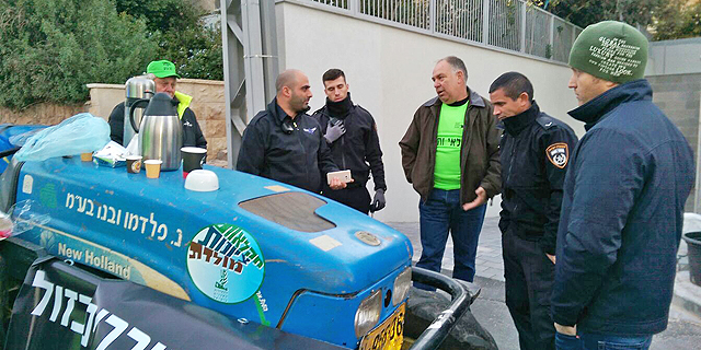 חקלאים חוסמים את ביתו של שר האוצר בחיפה - אבל הוא כבר בירושלים