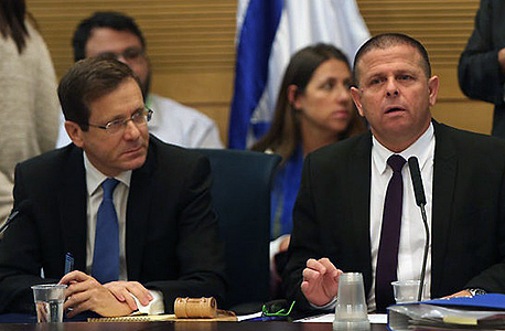 מימין: כבל והרצוג. מעמד חסר חשיבות אמיתית מימין: כבל והרצוג. מעמד חסר חשיבות אמיתית