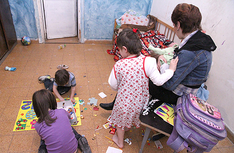 משפחה שחיה בעוני (ארכיון) משפחה שחיה בעוני (ארכיון)