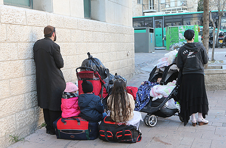 בני משפחה שנותרו ללא קורת גג אחרי שנזרקו לרחוב בגלל שלא עמדו בתשלום שכר הדירה בני משפחה שנותרו ללא קורת גג אחרי שנזרקו לרחוב בגלל שלא עמדו בתשלום שכר הדירה
