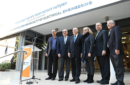 ויטרבי (שלישי משמאל) עם (מימין) סגן נשיא הטכניון בועז גולני, ילדיו של ויטרבי אלן וקארין נשיא הטכניון פרץ לביא ודקאן הפקולטה להנדסת חשמל אריאל אורדע, השבוע. התרומה השנייה בגובהה, אחרי לי קה שינג ויטרבי (שלישי משמאל) עם (מימין) סגן נשיא הטכניון בועז גולני, ילדיו של ויטרבי אלן וקארין נשיא הטכניון פרץ לביא ודקאן הפקולטה להנדסת חשמל אריאל אורדע, השבוע. התרומה השנייה בגובהה, אחרי לי קה שינג