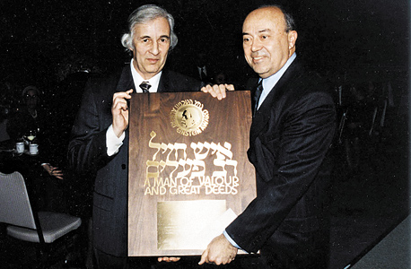 ב־1993, מקבל את פרס אלברט איינשטיין מהאגודה האמריקאית של ידידי הטכניון ב־1993, מקבל את פרס אלברט איינשטיין מהאגודה האמריקאית של ידידי הטכניון