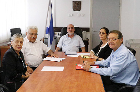 ועדת האיתור: מימין, יחיאל כץ, ח"כ ענת ברקו, אשר גרוניס, משה נסים וגבריאלה שלו. איפול כבד על ההליך ועדת האיתור: מימין, יחיאל כץ, ח"כ ענת ברקו, אשר גרוניס, משה נסים וגבריאלה שלו. איפול כבד על ההליך