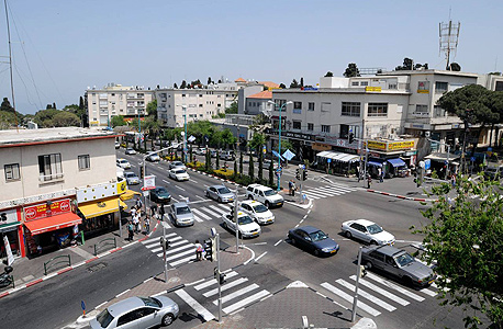 מרכז הכרמל בחיפה. אם יוסיפו יותר מקומה אחת, תושבים יתלוננו על פגיעה בנוף מרכז הכרמל בחיפה. אם יוסיפו יותר מקומה אחת, תושבים יתלוננו על פגיעה בנוף