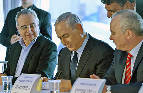 בנימין נתניהו חותם על מתווה הגז עם שרגא ברוש יו"ר התאחדות התעשיינים והשר יובל שטייניץ בנימין נתניהו חותם על מתווה הגז עם שרגא ברוש יו"ר התאחדות התעשיינים והשר יובל שטייניץ