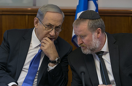 מימין: מנדלבליט ונתניהו. בהודעה המשותפת נכתב: "הניסיונות לתקוע טריז בין המפכ"ל לבין היועץ המשפטי לממשלה הם בגדר ניסיון לפגוע בשלטון החוק" מימין: מנדלבליט ונתניהו. בהודעה המשותפת נכתב: "הניסיונות לתקוע טריז בין המפכ"ל לבין היועץ המשפטי לממשלה הם בגדר ניסיון לפגוע בשלטון החוק"