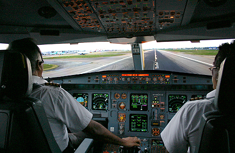 Pilots inside of an airplane (illustration). Photo: Shutterstock Pilots inside of an airplane (illustration). Photo: Shutterstock