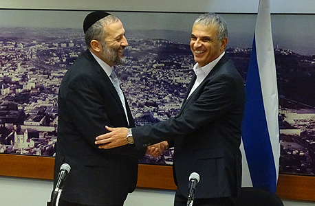 מימין: שר האוצר משה כחלון ושר הפנים אריה דרעי מימין: שר האוצר משה כחלון ושר הפנים אריה דרעי