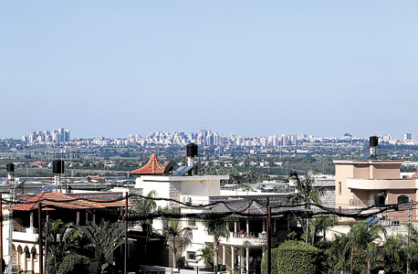 אם מסתכלים מערבה רואים את כפר סבא, פתח תקווה ואפילו את מגדלי עזריאלי – הנוף מכפר קאסם אם מסתכלים מערבה רואים את כפר סבא, פתח תקווה ואפילו את מגדלי עזריאלי – הנוף מכפר קאסם