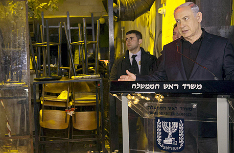 ראש הממשלה בנימין נתניהו נואם בזירת הפיגוע ראש הממשלה בנימין נתניהו נואם בזירת הפיגוע