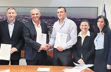 מימין: הממונה על שוק ההון דורית סלינגר, החשבת הכללית מיכל עבאדי־בויאנג'ו, מנכ"ל האוצר שי באב"ד, שר האוצר משה כחלון והכלכלן הראשי יואל נוה, אתמול בעת מסירת ההמלצות מימין: הממונה על שוק ההון דורית סלינגר, החשבת הכללית מיכל עבאדי־בויאנג'ו, מנכ"ל האוצר שי באב"ד, שר האוצר משה כחלון והכלכלן הראשי יואל נוה, אתמול בעת מסירת ההמלצות