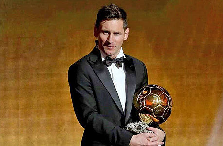 ליאו מסי עם כדור הזהב בלון ד'אור 2015, צילום: רויטרס