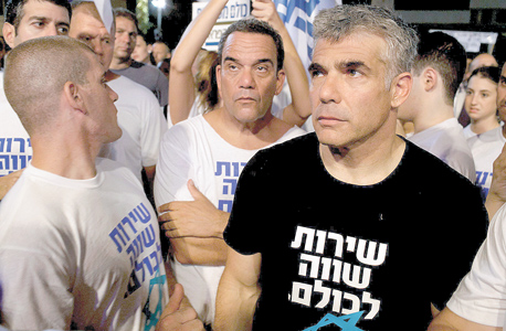 יאיר לפיד במאבל הפראיירים, 2012. "הוא עשה נזק. תבדקו את הנתונים ותראו שההתגייסות לשירות אזחרי ירדה ב-95%. זה רק בגלל החוק הדרקוני שלו" יאיר לפיד במאבל הפראיירים, 2012. "הוא עשה נזק. תבדקו את הנתונים ותראו שההתגייסות לשירות אזחרי ירדה ב-95%. זה רק בגלל החוק הדרקוני שלו"