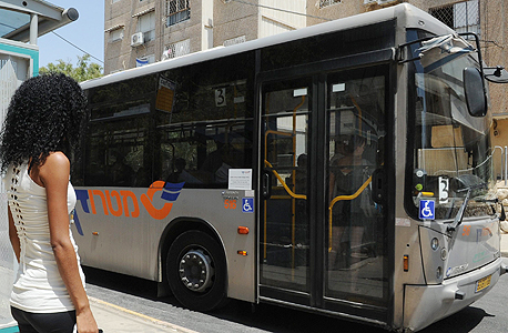 נסיעה באוטובוס לעבודה (ארכיון). תדאגו להחזר נסיעות בחוזה נסיעה באוטובוס לעבודה (ארכיון). תדאגו להחזר נסיעות בחוזה