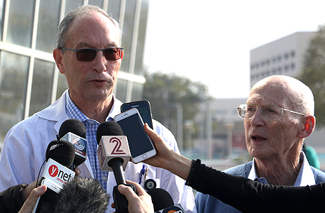 מימין: פרופ' רפי ולדן רופאו האישי של פרס וחתנו ופרופ' אלדר מיכאל, מנהל מכון הלב בתל השומר מימין: פרופ' רפי ולדן רופאו האישי של פרס וחתנו ופרופ' אלדר מיכאל, מנהל מכון הלב בתל השומר