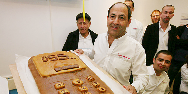 החשד: שוטר קיבל שוחד בתמורה למידע על אלקי אלון המסוכסך עם רמי לוי