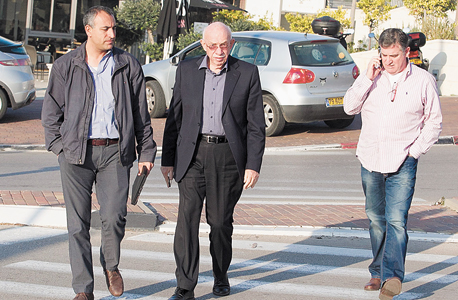 מנכ"ל מגה רביב ברוקמאייר, יו"ר אלון רבוע כחול אביגדור קפלן וסמנכ"ל הכספים של מגה זאב כהן מנכ"ל מגה רביב ברוקמאייר, יו"ר אלון רבוע כחול אביגדור קפלן וסמנכ"ל הכספים של מגה זאב כהן