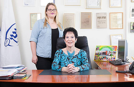 מימין יו"ר ויצו העולמית רבקה לזובסקי וסטודנטית שי למפל מימין יו"ר ויצו העולמית רבקה לזובסקי וסטודנטית שי למפל