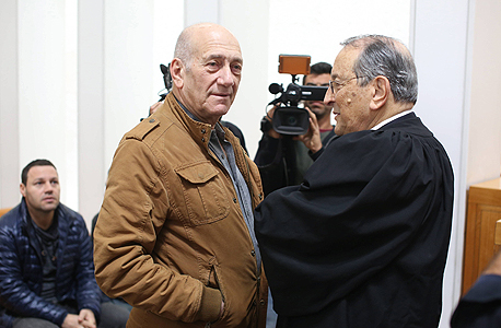 מימין עו"ד אלי זהר ואהוד אולמרט בביהמ"ש העליון מימין עו"ד אלי זהר ואהוד אולמרט בביהמ"ש העליון