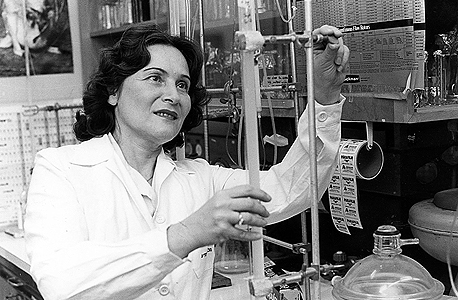 ארנון במעבדה, 1982. "לחיות את חייך עם השאיפה ללכת קדימה, ולא לפחד מאתגרים" ארנון במעבדה, 1982. "לחיות את חייך עם השאיפה ללכת קדימה, ולא לפחד מאתגרים"