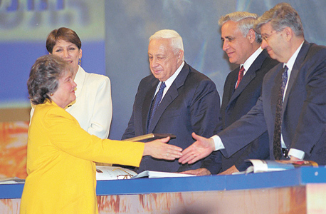 ארנון מקבלת את פרס ישראל לרפואה, 2001. "הדבר הכי נפלא הוא לקום בבוקר ולהגיד איזה כיף, אני הולכת לעבודה" ארנון מקבלת את פרס ישראל לרפואה, 2001. "הדבר הכי נפלא הוא לקום בבוקר ולהגיד איזה כיף, אני הולכת לעבודה"
