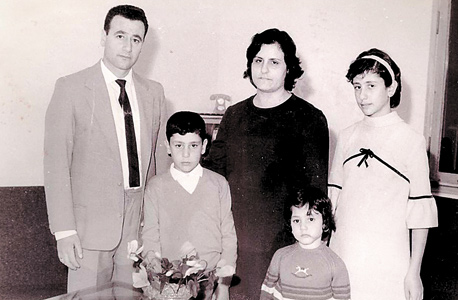 1972. מסעד ברהום בן ה־12 (במרכז) עם אחיותיו מרלן ורינה, והוריו רוזט והאני, בבית בשפרעם 1972. מסעד ברהום בן ה־12 (במרכז) עם אחיותיו מרלן ורינה, והוריו רוזט והאני, בבית בשפרעם