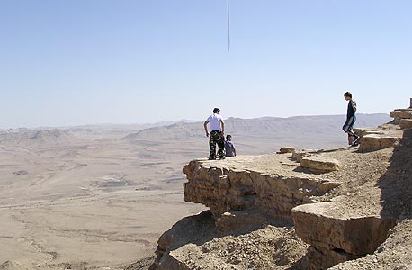 מצוק ליד מצפה רמון (ארכיון) מצוק ליד מצפה רמון (ארכיון)