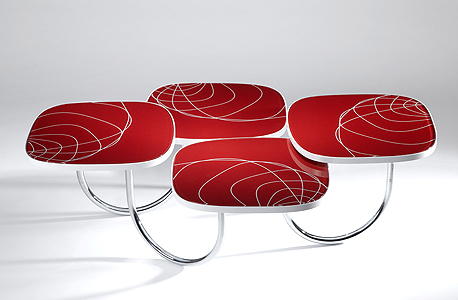 שולחן מסדרת Moving Table, שכולה מערכות ישיבה דינמיות הבנויות על קשתות המשמשות כמפרקי ציר שולחן מסדרת Moving Table, שכולה מערכות ישיבה דינמיות הבנויות על קשתות המשמשות כמפרקי ציר