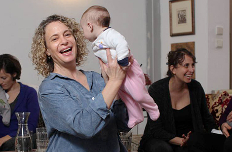 ג'ולי שור בבית של ג'ולי ביפו. דגש על החיבור ג'ולי שור בבית של ג'ולי ביפו. דגש על החיבור
