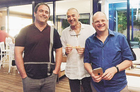 מימין: מייסדי צ'ק פוינט גיל שוויד, מריוס נכט וקרמר לפני כמה חודשים. "יש לי פינה חמה בלב לצ'ק פוינט, אבל עברו כבר המון שנים" מימין: מייסדי צ'ק פוינט גיל שוויד, מריוס נכט וקרמר לפני כמה חודשים. "יש לי פינה חמה בלב לצ'ק פוינט, אבל עברו כבר המון שנים"