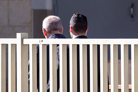 אהוד אולמרט נכנס לכלא אהוד אולמרט נכנס לכלא