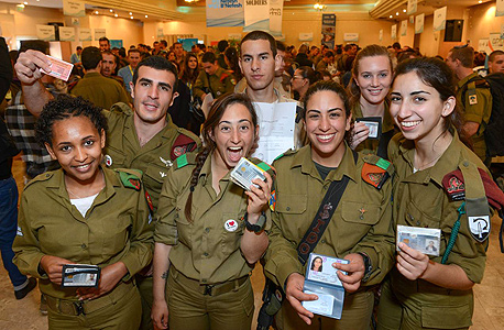 חיילים מציגים את תעודות הזהות שהנפיקו בכנס חיילים מציגים את תעודות הזהות שהנפיקו בכנס