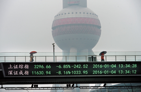 לוח רחוב בשנגחאי המציג את הירידות בבורסות הסיניות
