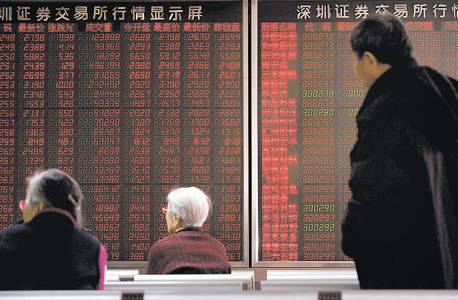 מסך המציג את נתוני הבורסה בבייג'ינג, השבוע. "לדעתי הצמיחה שם כבר נמוכה מ־4%, אחרי שהיתה 8% או 10%, וזה צרות"