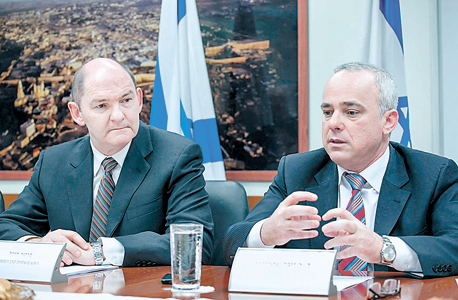 דויל מגיש את הדו"ח של קרן המטבע לשר האוצר יובל שטייניץ, 2012. "טעינו כשהמלצנו להעלות את הריבית" דויל מגיש את הדו"ח של קרן המטבע לשר האוצר יובל שטייניץ, 2012. "טעינו כשהמלצנו להעלות את הריבית"