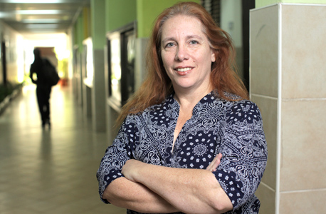 רכזת המגמה בתיכון אוהל שם איריס צור ברגורי. "8200 הגדירו מה הם צריכים" רכזת המגמה בתיכון אוהל שם איריס צור ברגורי. "8200 הגדירו מה הם צריכים"