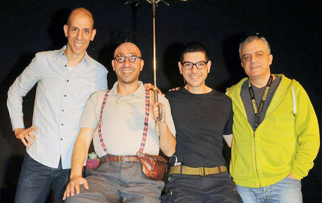 מימין: נורמן עיסא, שחקני ההצגה בסאם בירומי ואיברהים סקאללה, וינץ לוי. "התגלמות הדו־קיום" מימין: נורמן עיסא, שחקני ההצגה בסאם בירומי ואיברהים סקאללה, וינץ לוי. "התגלמות הדו־קיום"