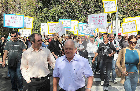 כץ בהפגנת גמלאים נגד קיצוץ בפנסיה שלהם, 2012. "אני קבעתי את נוסחאות החישוב של הפנסיות. אחוזים, ריביות, הכל. הייתי שם בכל צומת ובכל רגע" כץ בהפגנת גמלאים נגד קיצוץ בפנסיה שלהם, 2012. "אני קבעתי את נוסחאות החישוב של הפנסיות. אחוזים, ריביות, הכל. הייתי שם בכל צומת ובכל רגע"