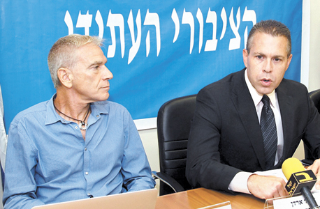 גלעד ארדן בהגשת מסקנות ועדת לנדס ב־2013. ריבוי כשלים גלעד ארדן בהגשת מסקנות ועדת לנדס ב־2013. ריבוי כשלים