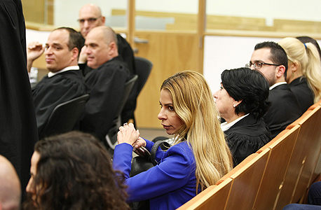 אור באולם הדיונים אור באולם הדיונים